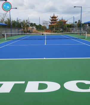 Sân tennis ngoài trời